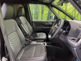 運転席まわりには十分なスペースがあり、大柄な方でもゆったり運転していただける環境です。