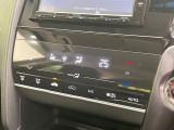【オートエアコン】一度お好みの温度に設定すれば、車内の温度を検知し風量や温度を自動で調整。暑い&hellip;寒い&hellip;と何度もスイッチ操作をする必要はありません。快適な車内空間には必須の機能ですね♪