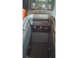 センターアームレスト内にUSBがございます。AppleCarPlayやAndroidAutoに接続可能です。