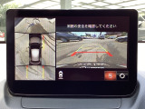 狭い場所での駐車やすれ違いなどでより的確な運転操作に役立つ360&deg;ビューモニターが装備されています。
