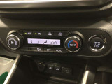 オートエアコンです。運転席から操作しやすいよう、使用頻度の高いスイッチを運転席側にレイアウトしています。