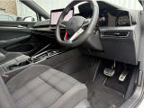 (運転席助手席)安全装備をオプションで追加するのは日本的発想。フォルクスワーゲン車はサイドエアバッグを全車標準で装備しております。