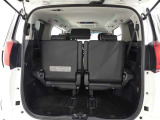 三列目シートは、折りたためますので大きなスペースが出来ちゃいます。キャンプ用品など大きな荷物もばっちり収納可能です♪