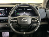 ステアリングには、単調な&ldquo;渋滞走行&rdquo;と長時間の&ldquo;巡航走行&rdquo;で負担を感じるシーンで、ドライバーに代わってアクセル、ブレーキ、ハンドルの操作をクルマがアシスト。プロパイロット装備