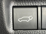 【パワーバックドア】スマートキーや運転席のボタンを押すだけでリアゲートが自動で開閉します!荷物を持っている時や、高い位置にあるバックドアを閉める際に便利な機能です♪