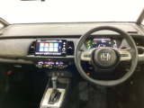 車内は光触媒抗菌消臭施工済です。インパネ周りはスタイリッシュなデザインで機能や装備も充実しています。グローブボックスやカップホルダーのほかにトレーなどたくさんの収納スペースが付いています。