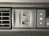 エアコン操作パネルの左側に、スマートフォンなどの充電可能なUSB端子と、音源などの外部入力の可能なUSB端子がついています。移動中に充電もできるので便利です。