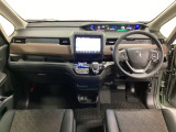 車内は光触媒抗菌消臭施工済です。スタイリッシュなデザインで暖かみのあるインパネ周りを演出します。グローブボックスやカップホルダーのほかにトレーなどたくさんの収納スペースが装備されています。