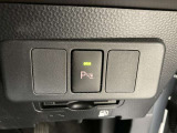 家族でクルマを運転する場合、擦ったりしないか心配ですね。コーナーセンサーも付いてますので、障害物が近づいたら、音で知らせてくれます。