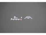運転手の目の前のガラスにスピードメーター等を表示してくれるヘッドアップディスプレイ。視線の移動が少なくてすむので運転に集中できます。