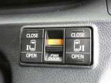 電動スライドドアのスイッチで車内からもスライドドアの開閉ができます。イージークローザー機能で半ドアになることも防止してくれます。