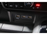スマートフォンなどの音楽再生が可能なUSB接続ジャック装備車両です♪♪♪