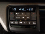 【左右独立オートエアコン】左右席で独立温度コントロールが可能です。運転席はキンキンに冷やして助手席はマイルドにと言った設定が可能です☆暑さ寒さでケンカすることもなくなりますね♪