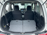 【シートアレンジ】リヤシート肩部のレバーで荷室側から簡単に前倒しが可能です◎分割可倒式なのでアレンジして使用できます◎両席倒すと大きなラゲッジスペースに大変身!