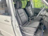 運転席まわりには十分なスペースがあり、大柄な方でもゆったり運転していただける環境です。