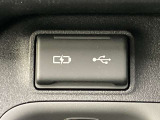 こちらのクルマはUSB接続コネクタも装備されています♪スマホの充電などにお使い下さい。ご旅行中での充電切れも、これなら心配いりませんね!