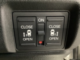 リアドアは乗り降りに便利な両側電動スライドドアです。また運転席に座っていながらスイッチ操作で自在にスライドドアを開け閉めできます。