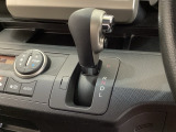CVT車のセレクトレバーです。低速から高速まで、変速ショックのないスムーズな走りを実現するとともに、エンジン効率のよい領域を維持することで燃費にも貢献します。