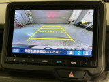 リバースギアに入れるだけで後方の表示へ切り替わります。夜間や雨の日の駐車も楽になりますよ。