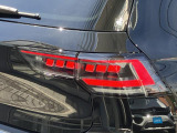 ダイナミックターンインジケーター付き3DのLEDテールランプ。ウィンカーの光が流れるように点滅、後続車からの視認性が高まり、万一の追突の危険性を軽減します。