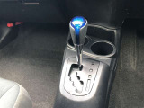 操作しやすいATシフトです。 シフトチェンジを気にしなくていいので運転だけに集中できますね。 自然と手に届くところにある、手になじむ形状のシフトノブがいいですね。