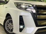 【LEDヘッドライト】悪天候や夜間走行時も良好な視界を確保し安心して運転できる高輝度LEDヘッドライトを装備!点灯速度が早く、消費電力も抑えられています。