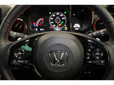 ハンドル左側にはオーディオ操作が出来るオーディオリモートコントロールスイッチ、右側にはHondaSENSINGとオートクルーズスイッチを装備!長距離運転や高速道路の運転では大活躍です!