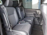 2列目シートは左右セパレートタイプ!多彩なシートアレンジも好評です!シートヒーター・オットマン付きでロングドライブ中は足を伸ばしてリラックスすることが出来ます!
