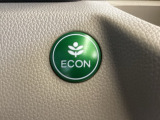 ECON モードをON にするとアクセルペダルの動きに対するエンジンの反応とエアコンの制御を切り換えることで、燃費のいい運転をするドライバーがペダルを踏んだ時と同じようにエンジンを制御します。