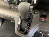 CVT車のセレクトレバーです。低速から高速まで、変速ショックのないスムーズな走りと、エンジン効率のよい領域を維持して燃費にも貢献します。サイドブレーキはスイッチ操作の電子制御パーキングブレーキです。