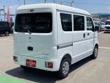 右斜め後ろからの特徴的なフォルム。狭い路地裏でも運転しやすそうな小回りが利くコンパクトボディ♪