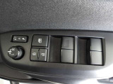パワーウィンドウスイッチで運転席から全席の窓の開閉ができます。運転席はオート機能付きのパワーウィンドウです!料金所などで便利な運転席オート機能付きパワーウィンドウです。