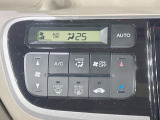 【オートエアコン】一度お好みの温度に設定すれば、車内の温度を検知し風量や温度を自動で調整。暑い&hellip;寒い&hellip;と何度もスイッチ操作をする必要はありません。快適な車内空間には必須の機能ですね♪