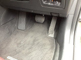 マツダ車の共通するポイントに、前輪を前に出し運転席足元スペースを広げたことがあります。これによりホイールハウスが邪魔にならずドライバーの中心線を基準とした最適位置へのペダル配置が可能となりました!