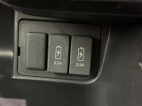充電用USB端子付き。スマートフォンなどの充電に便利です。