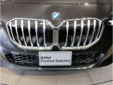【BMWの伝統】BMWの特徴的な&ldquo;キドニーグリル&rdquo;は、80年以上続く伝統の形でございます。変わらないこだわりのデザインが、プレミアムブランド&ldquo;BMW&rdquo;を創り出します。