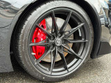 brembo製・大径4ポッド対向ブレーキキャリパー(2025年モデル)・GRロゴ入りレッドキャリパー。