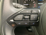 運転中、オーディオの操作をしてて、ハッとしたことはありませんか?ステアリングスイッチは、運転中でもハンドルでオーディオの操作が可能です。安全なドライブをサポートします。