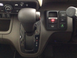 オートマチックシフトレバーは、手になじみ操作しやすい形状で安全運転にもつながります♪