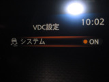 VDC(車両挙動安定化制御システム)とは従来の車輪のロックを防ぐABS、車輪の空転を抑制するTCSに加えクルマの横滑り曲がるを制御し走る・曲がる・止まるの全領域で安定性を確保するためのシステムです