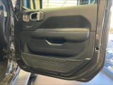 運転席ドアの内側です。目立った傷はございません。