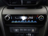 オートエアコンです。車内を設定温度に保ち、快適空間をキープします。
