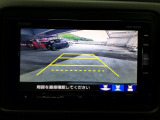 【バックカメラ】運転が苦手な方も車庫入れラクラクです!ギアをリバースに入れれば自動的に切り換わりますので、面倒な操作は不要です♪狭い駐車場もお車を傷つけず安心ですね!