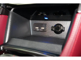小物の収納に便利なセンタートレイには携帯等のデバイスの充電可能なUSB出力電源付です。