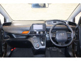 操作性に優れた運転席となります!小物入れや各ボタンの配置にこだわり、使いやすいです!座り心地もよく視認性も良好なのでロングドライブもお任せ下さい!
