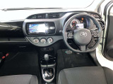 運転席周りのレイアウトをご覧ください。ナビゲーションが綺麗に装着されすっきり収まってますね!