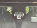 【エマージェンシーブレーキ】走行中に前方の車両等を認識し、衝突しそうな時は警報とブレーキで衝突回避と被害軽減をアシスト。より安全にドライブをお楽しみいただけます。