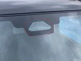 デュアルセンサーブレーキサポートII フロントガラス上部にあるセンサー部です。単眼カメラとレーダーで車両前方の状況を検知し各種制御を行います。衝突被害軽減ブレーキ・誤発進抑制機能 等