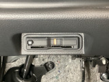 ハンドルの真下にETCがついています。高速道路の料金所の通過も楽々です。 カードの取り出しもしやすい場所についています。