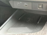 Oi規格対応スマ-トフォンのワイヤレス充電器を、センタ-コンソ-ルに装備。USBコードを接続することなく、手軽に充電を行えるワイヤレス充電器。